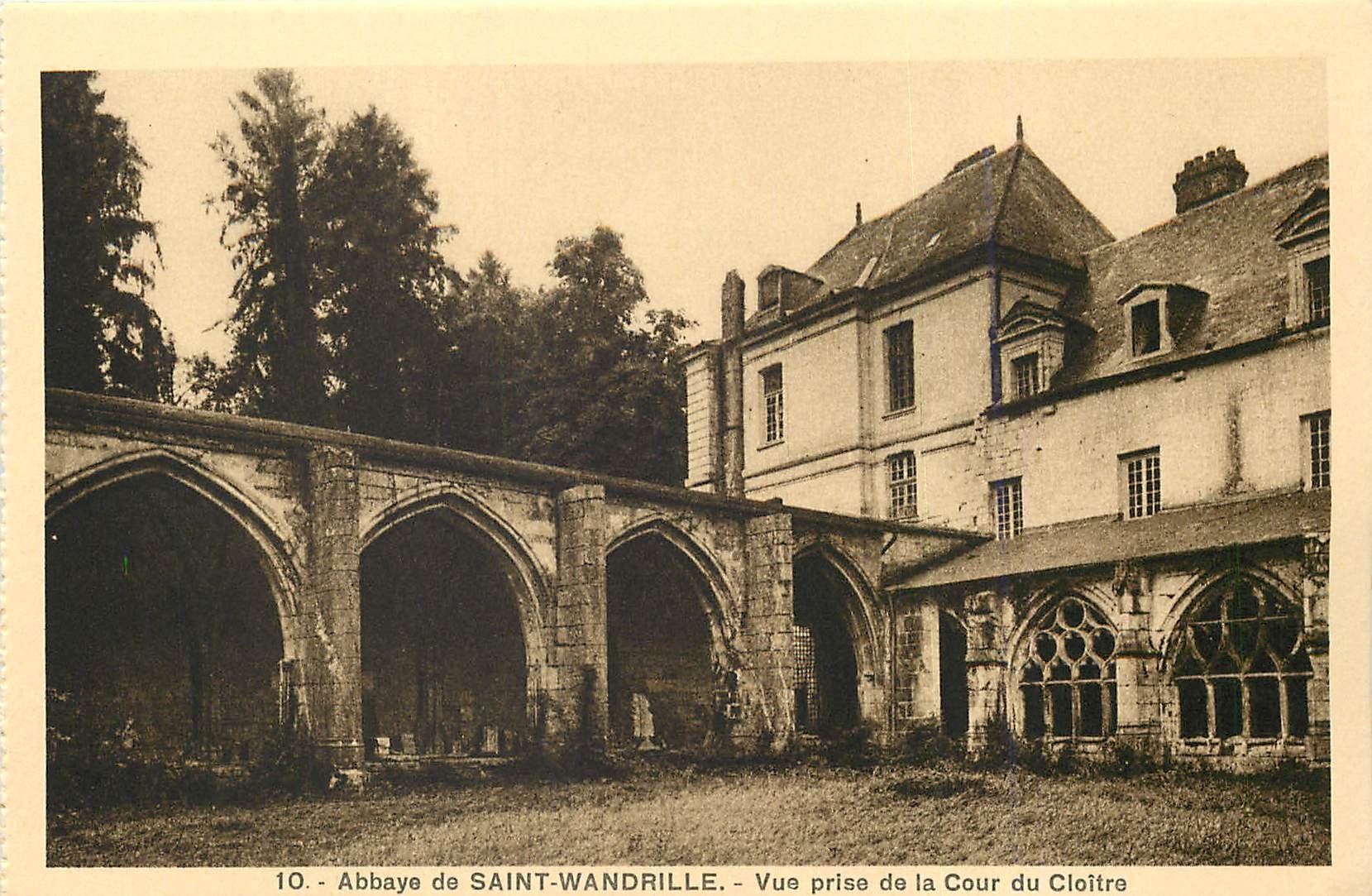 CPA Abbaye de Saint Wandrille Vue prise de la Cour du Cloitre 