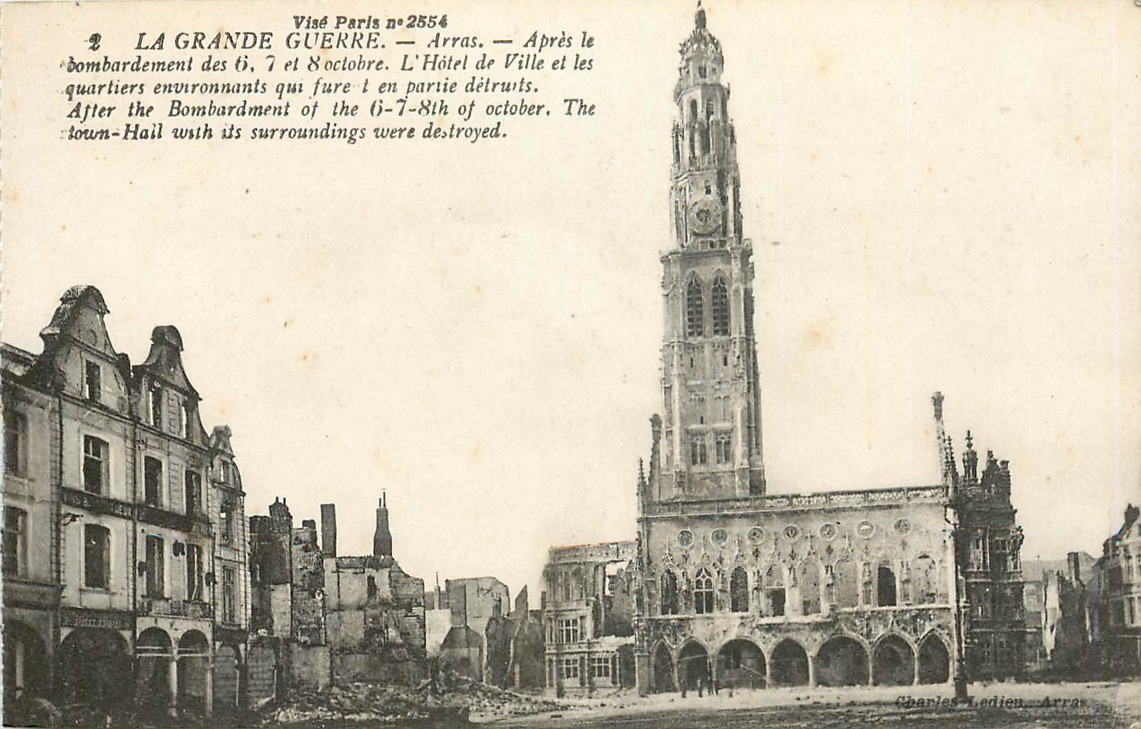 CPA La Grande Guerre Arras Apres le bombardement L'hotel de ville et les quartiers environnants