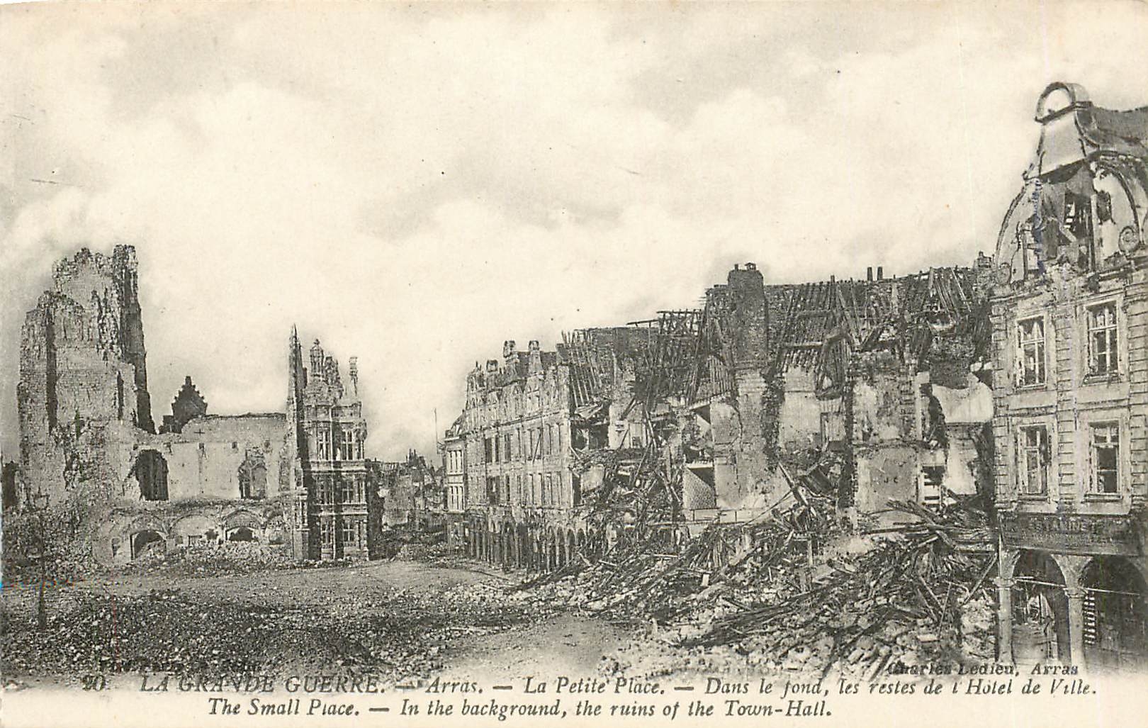 Arras — La Petite Place — Ruines de l'Hôtel de Ville en arrière-plan — Charles Ledieu, Arras