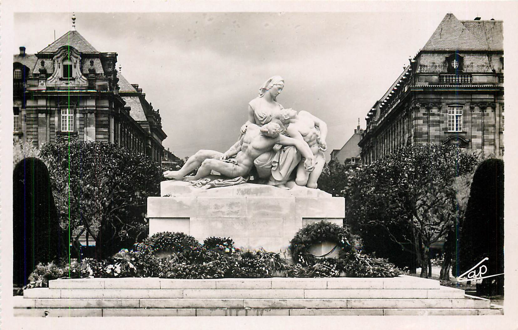 CPA Strasbourg Le Monument aux Morts de la Grande Guerre 