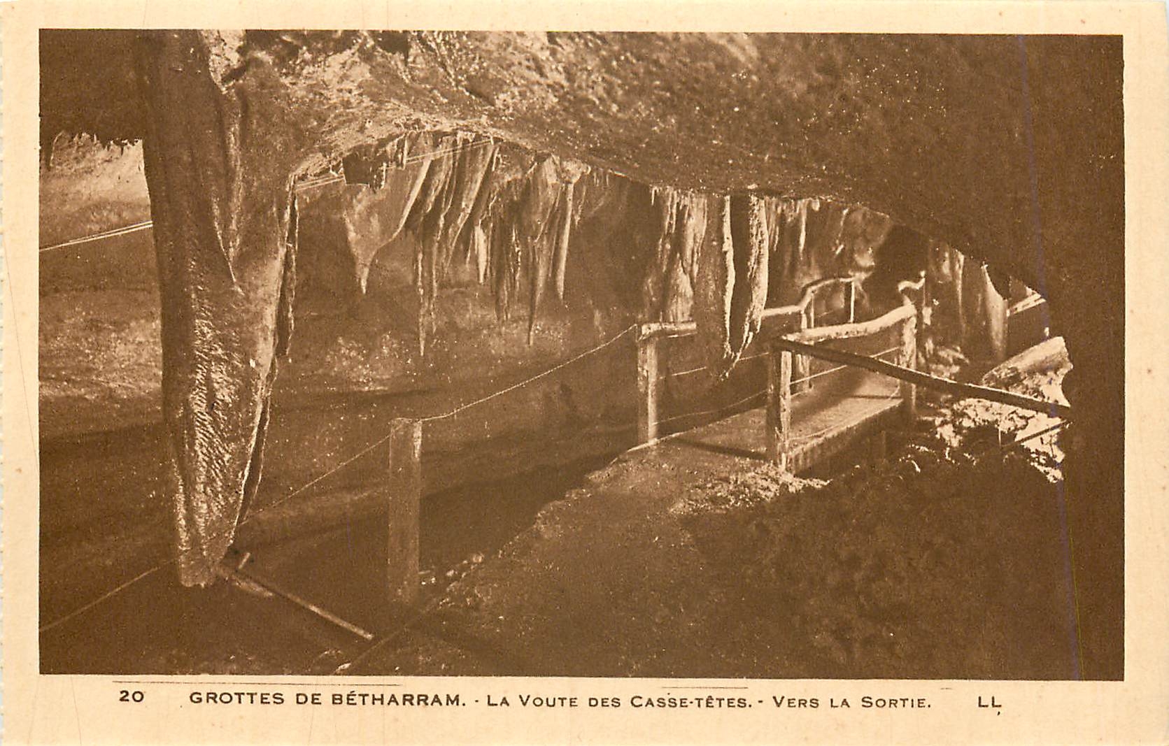 CPA Grottes de Betharram La Voute des Casse Tetes Vers la Sortie 