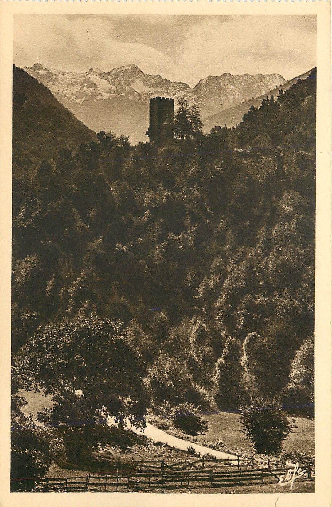 CPA Pyrenees Ocean Luchon Tour de Castelvieil et fond du Lys 