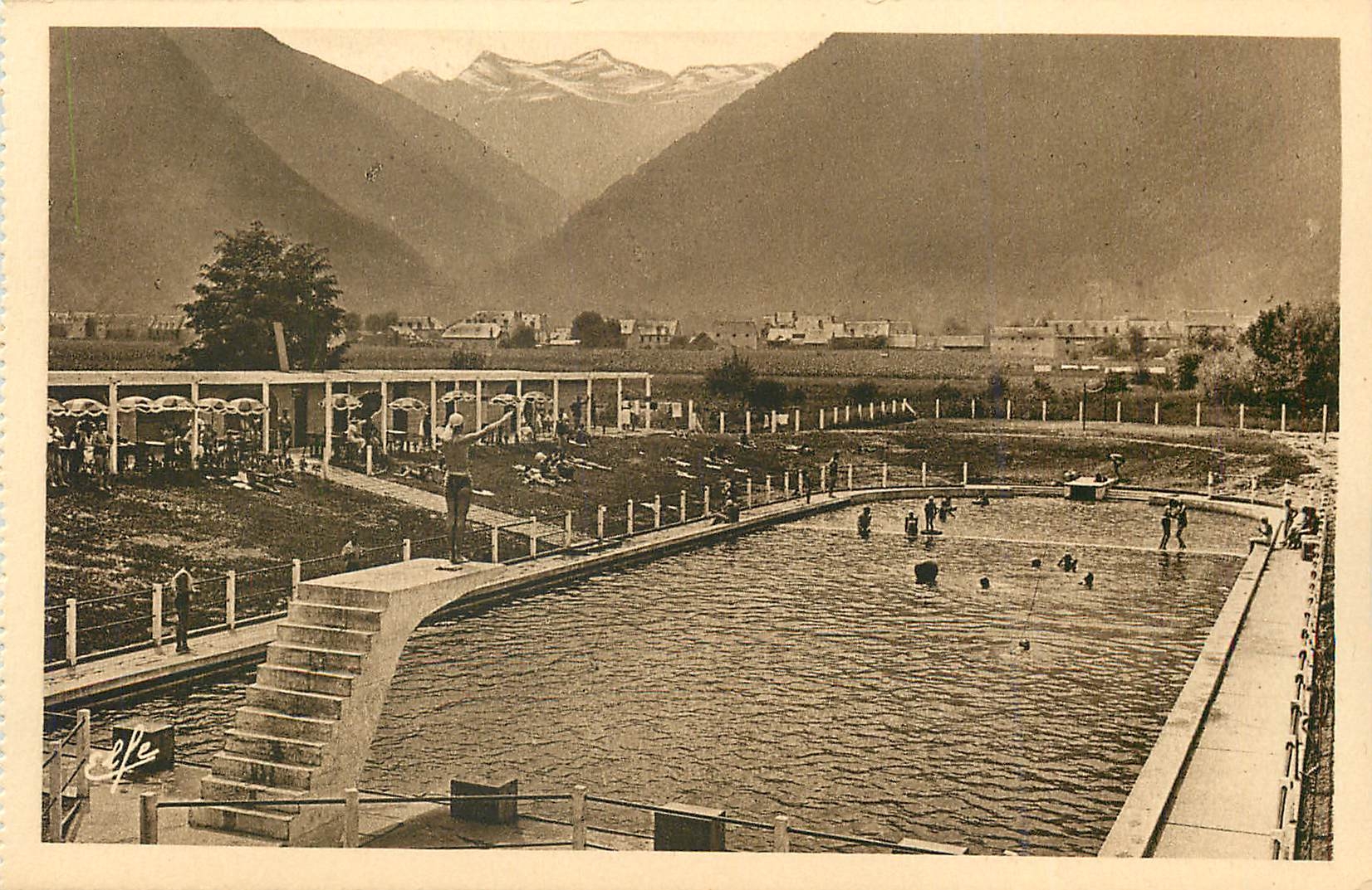 CPA Pyrenees Ocean Luchon La Piscine Au fond Montagnes de Venasque 