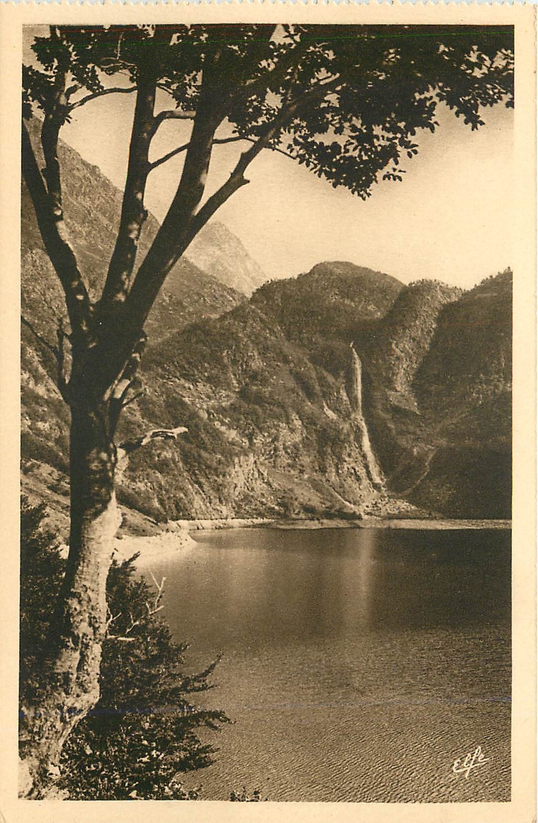 CPA Pyrenees Ocean Luchon Un coin du Lac d'Oo 