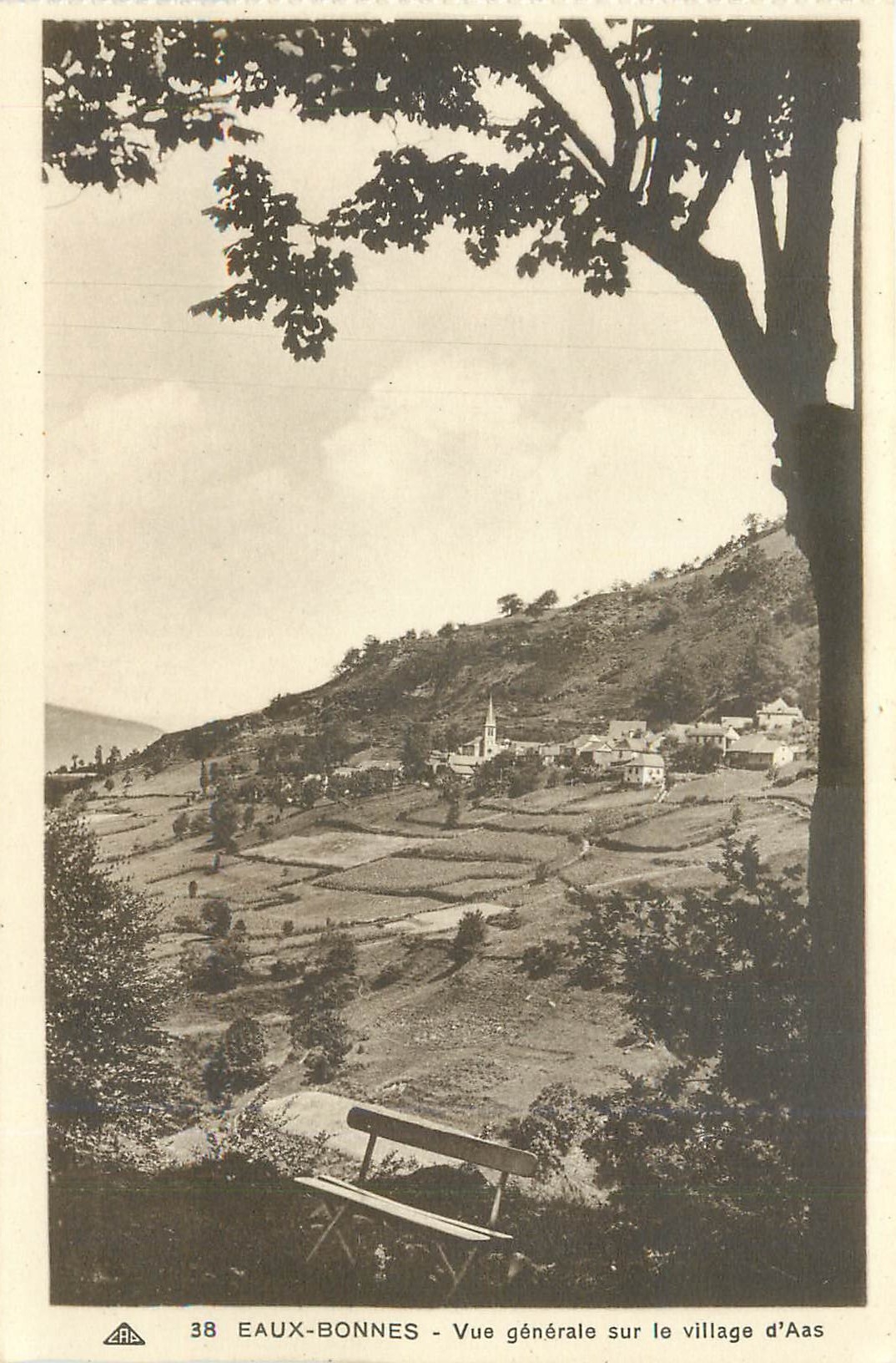 CPA Eaux Bonnes Vue generale sur le village d'Aas 