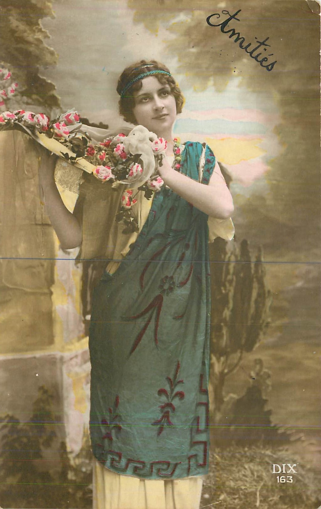 Femme en robe antique tenant un bouquet — Amicités 163 — DIX