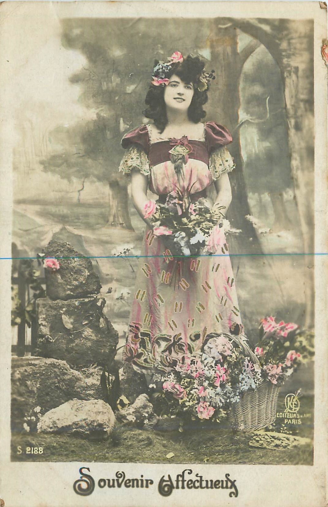 Femme en robe fleurie avec bouquet — Souvenir Affectueux — Éditeurs d'Art, Paris, n° S 2188