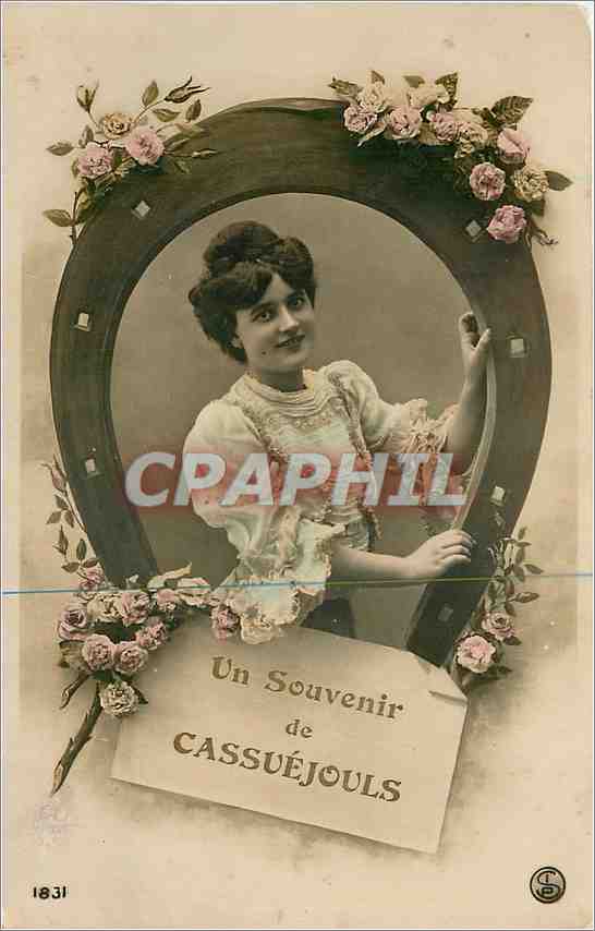 Jeune femme dans un cadre ovale — décor floral — souvenir de Cassuéjouls