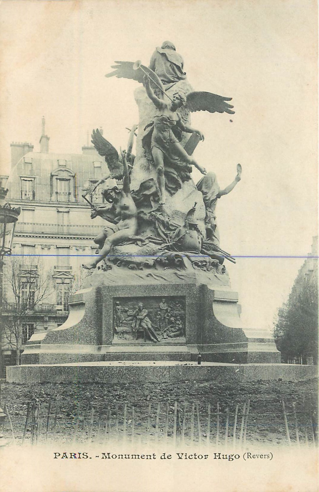 CPA Paris Monument de Victor Hugo 