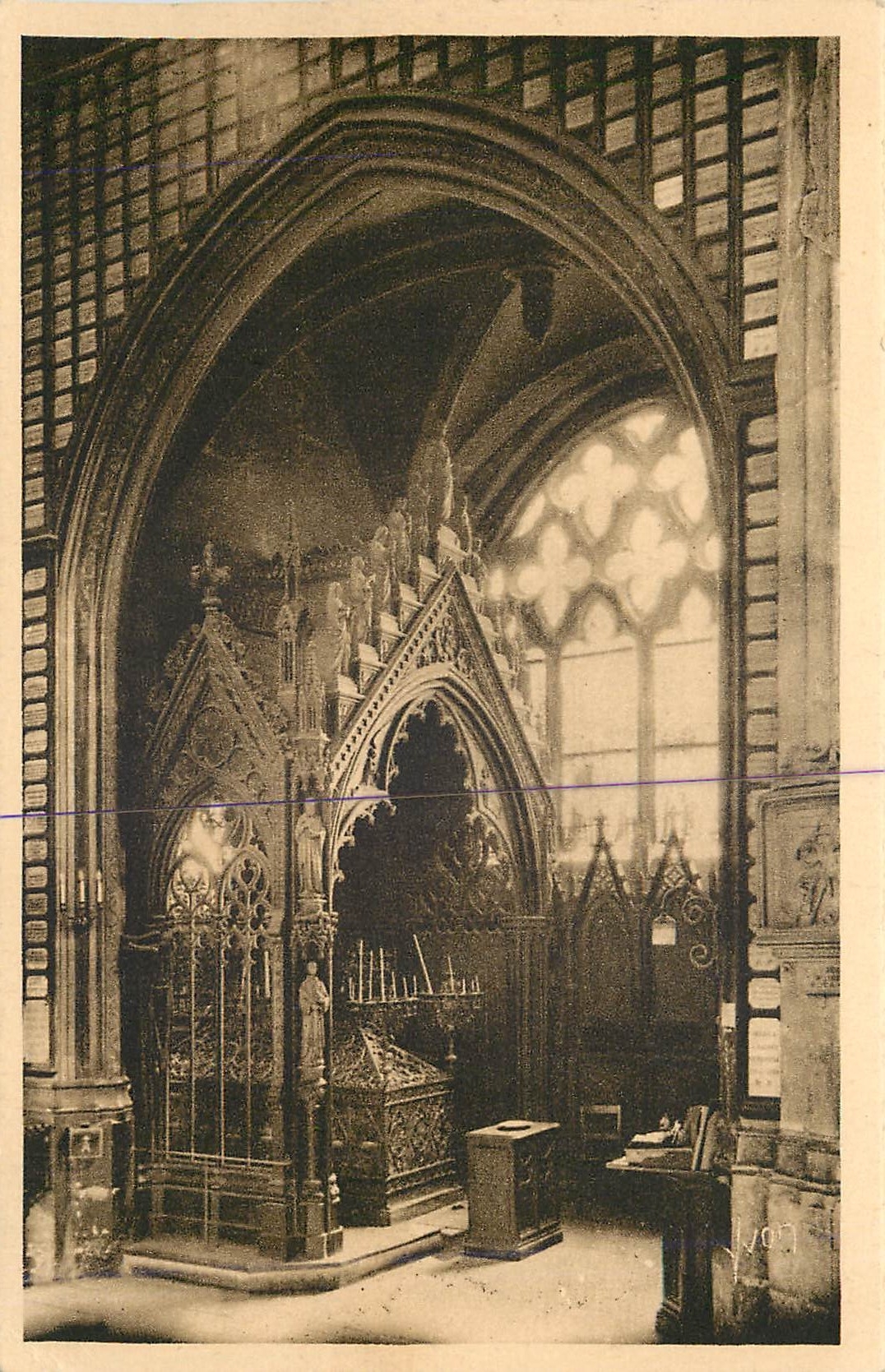 CPA Paris Eglise St Etienne du Mont Le Tombeau de Sainte Genevieve 