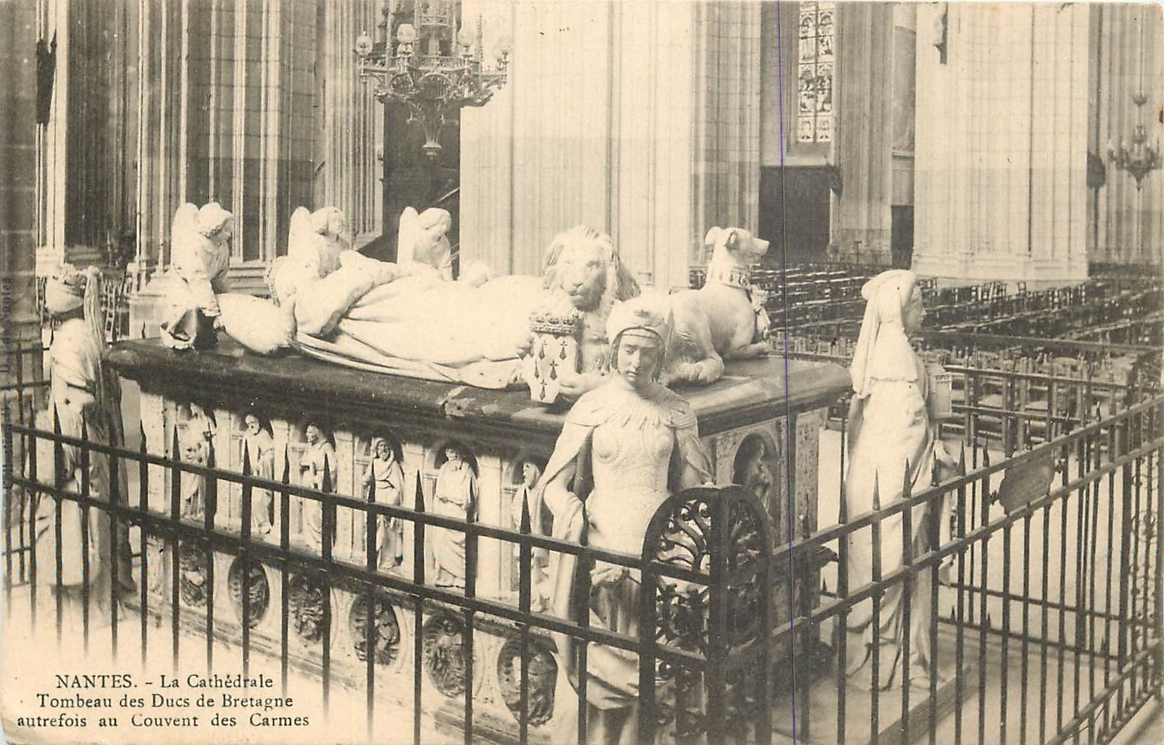 CPA Nantes La Cathedrale Tombeau des Du s de Bretagne autrefois au Couvent des Carmes 