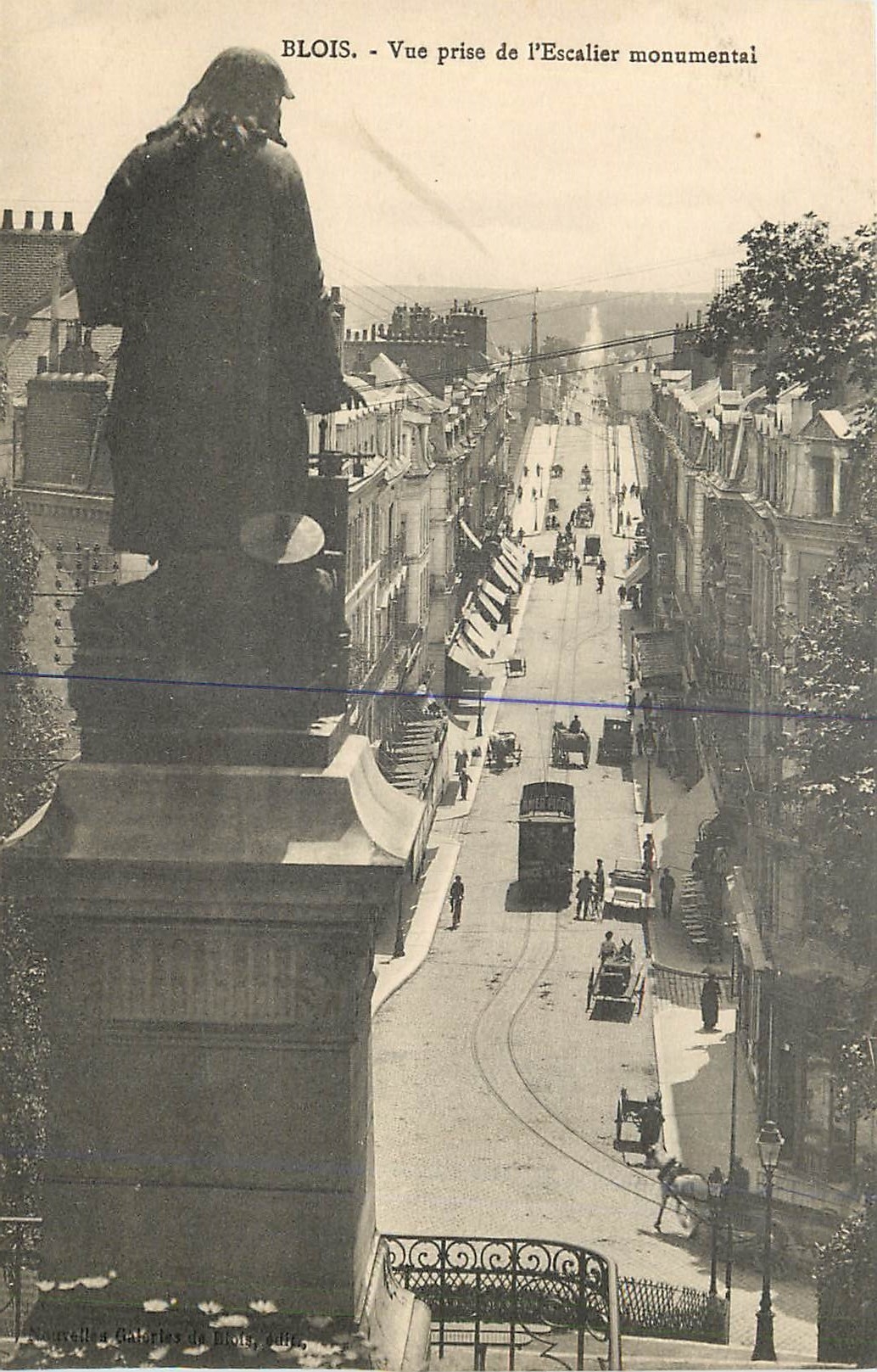 Blois - Vue prise de l'Escalier monumental — Galeries de Blois, éditeur
