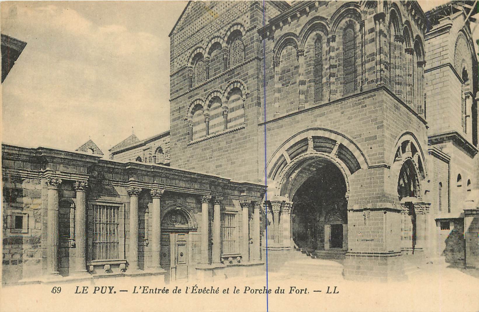 CPA Le Puy L'Entree de l'Eveche et le Porche du Fort 