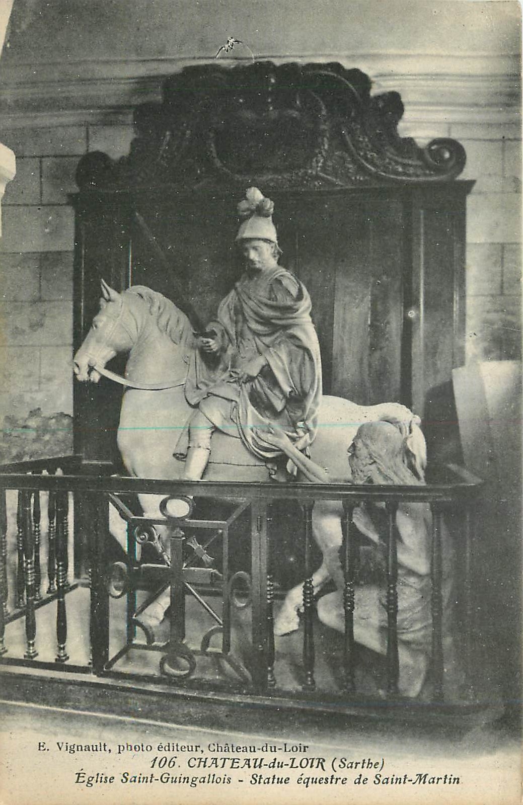 CPA Chateau du Loir Sarthe Eglise Saint Guingallois Statue equestre de Saint Martin 