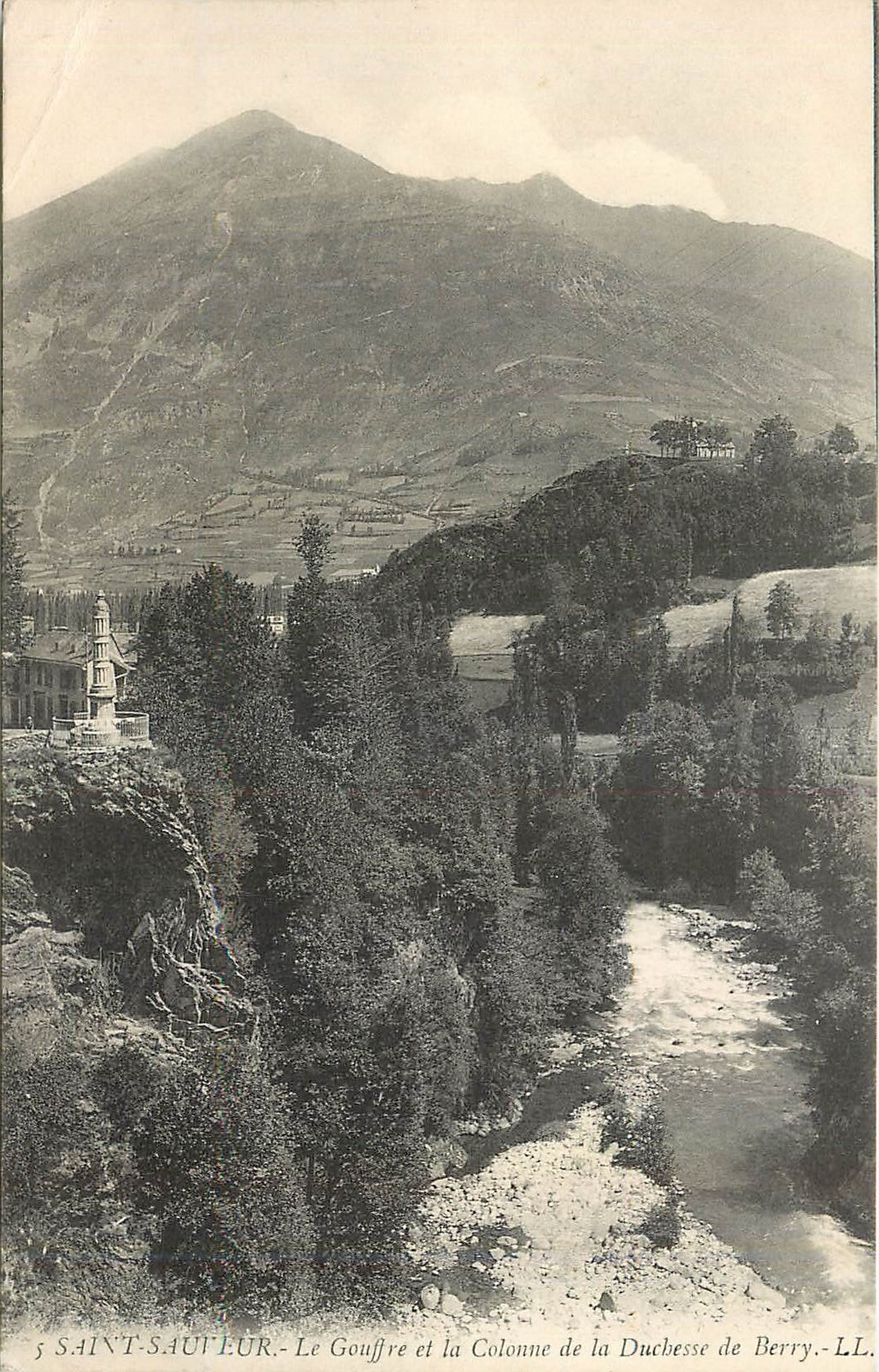 CPA Saint Sauveur Le Gouffre et la Colonne de la Duchesse de Berry 