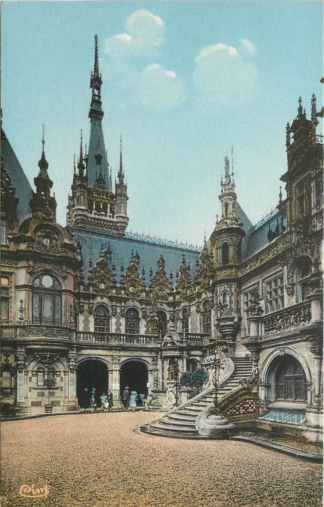 CPA Fecamp Seine Inf La Benedictine Le Clocher et la Cour d'Honneur 