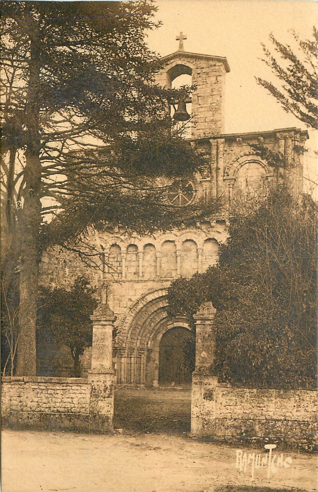CPA Environs de Royan Eglise romane de Breuillet 
