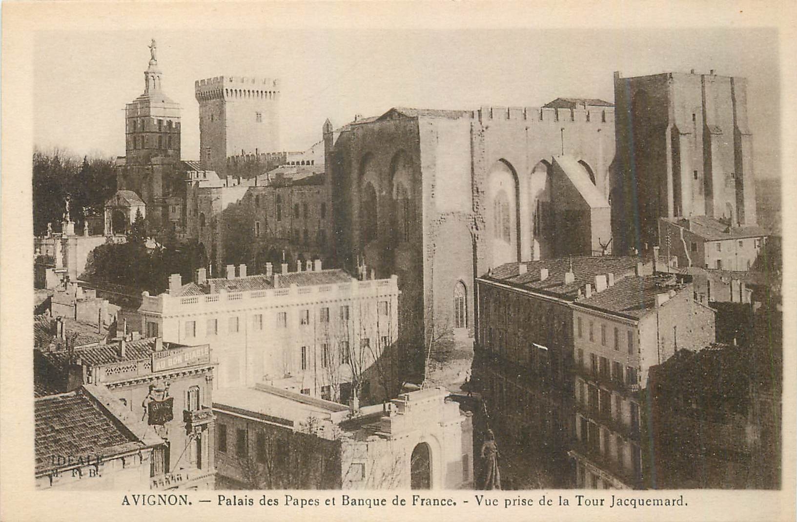 CPA Avignon Palais des Papes et Banque de France Vue prise de la Tour Jacquemard 