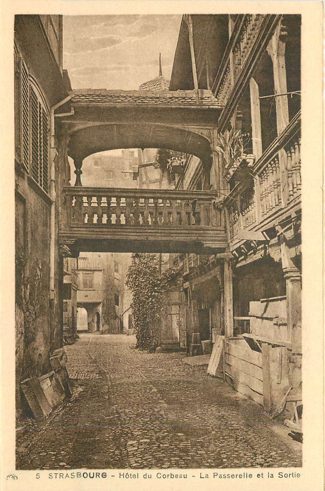CPA Strasbourg Hotel du Corbeau La Passerelle et la Sortie 