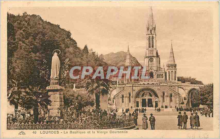 CPA Lourdes La Basilique et la Vierge Couronnee 