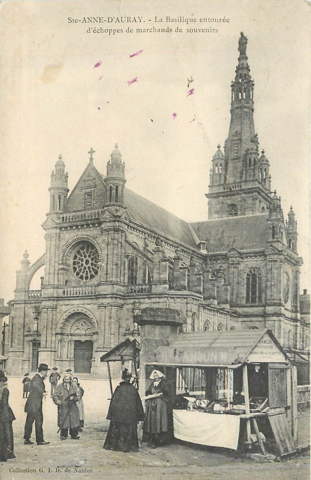 CPA Ste Anne d'Auray La Basilique entouree d'echoppes de marchands de souvenirs
