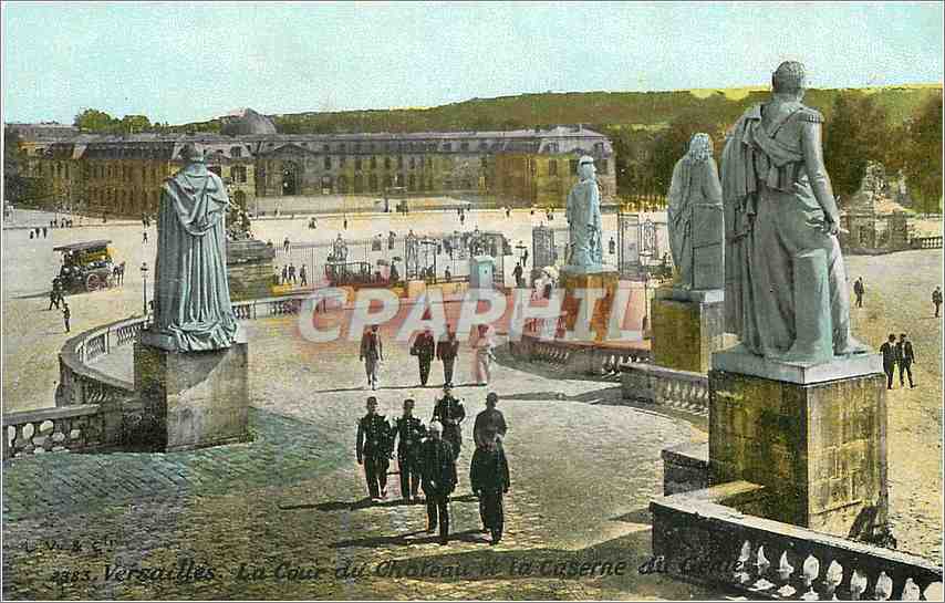 CPA Versailles La Cour du Chateau et la Caserne 
