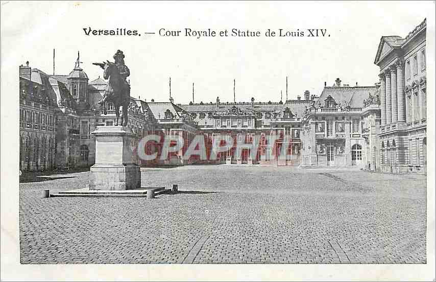 CPA Versailles Cour Royale et Statue de Louis XIV 