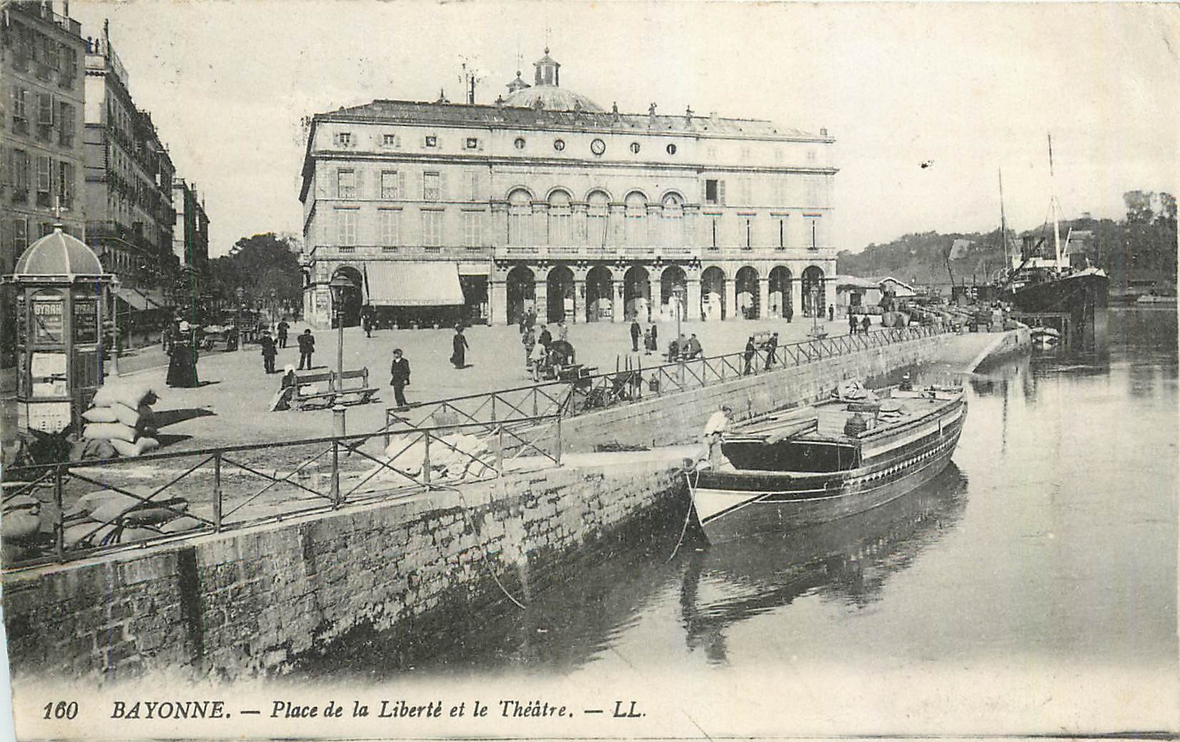 Bayonne — Place de la Liberté et le Théâtre — LL. N° 160