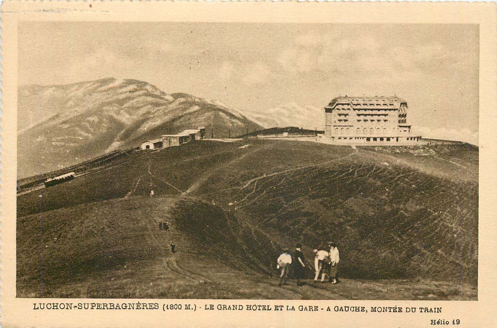 Luchon-Superbagnères (1800 M.) — Le Grand Hôtel et la gare — à gauche, montée du train — Héliio 19