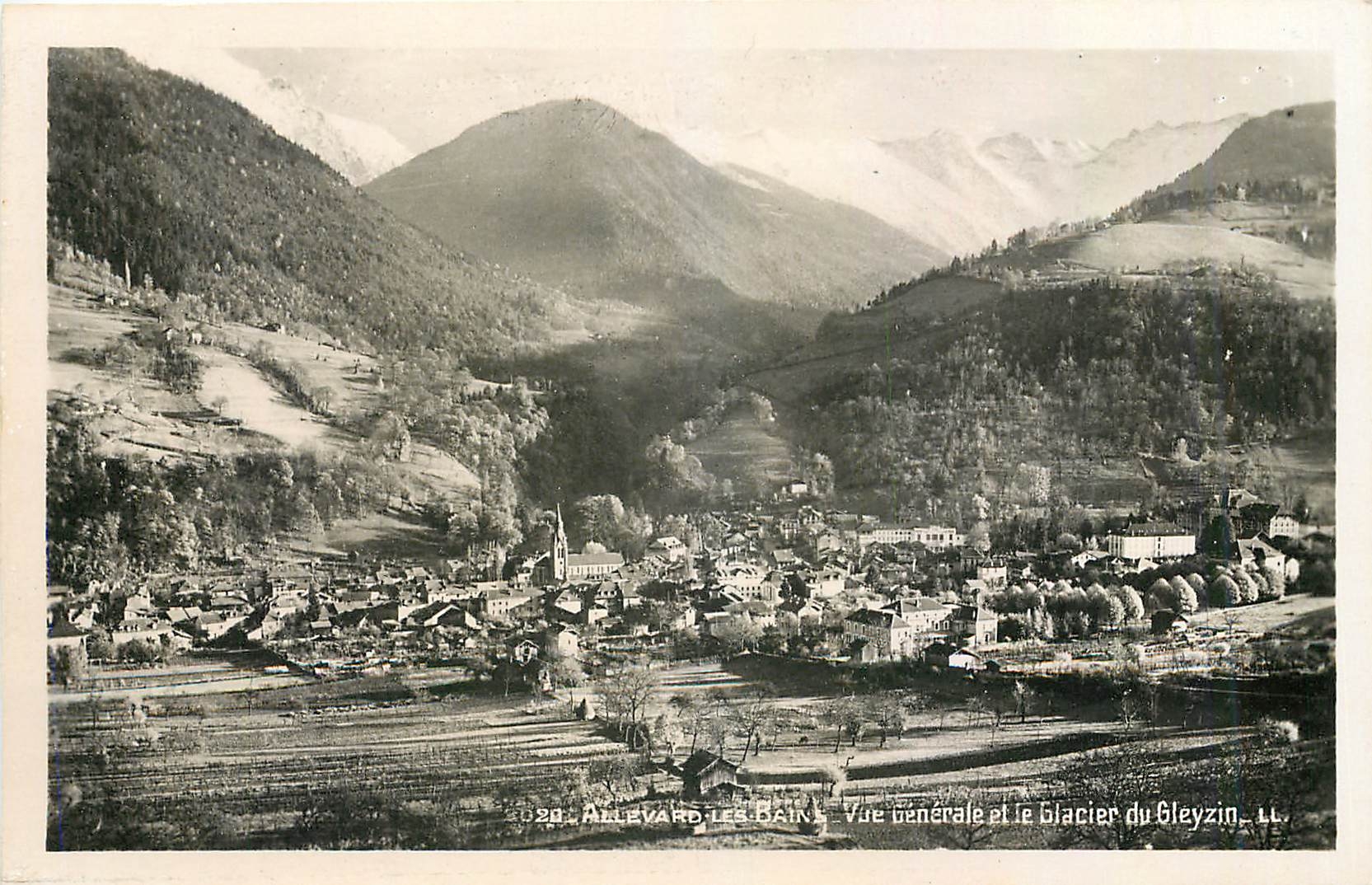 Alleyvard-les-Bains — Vue générale et le Glacier du Gleyzin — LL
