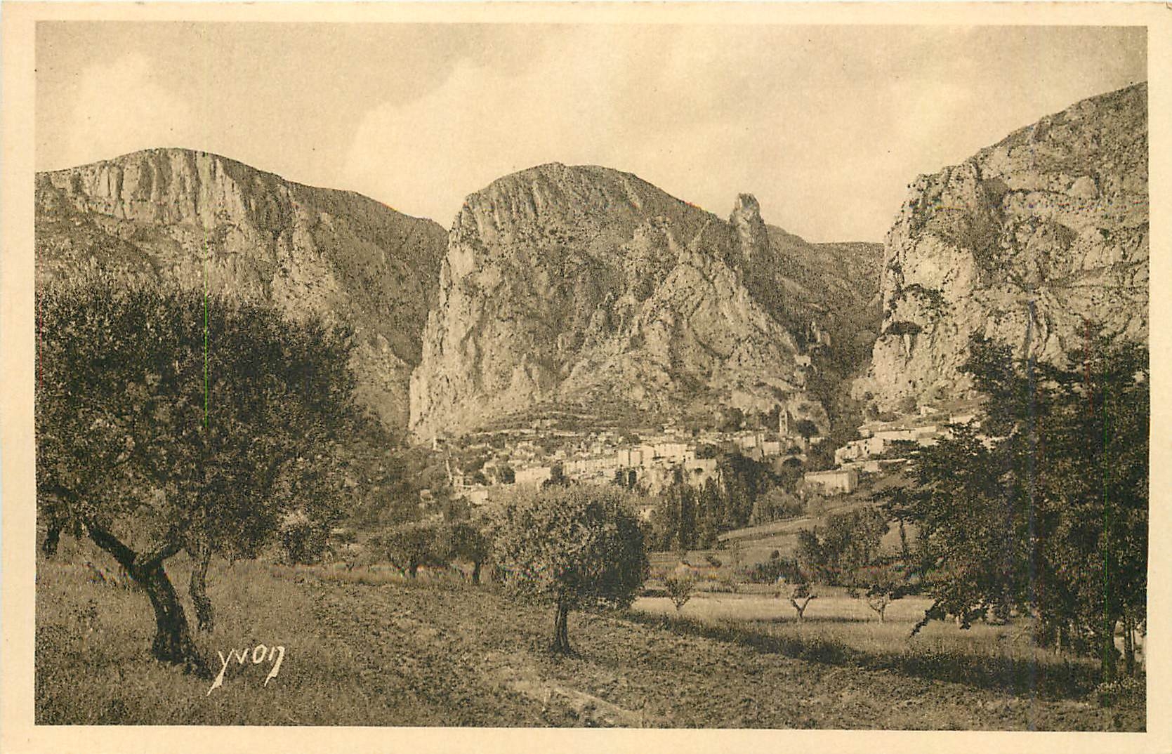 CPA Paysages et Pierres de Provence Vue generale de Moustiers Ste Marie 