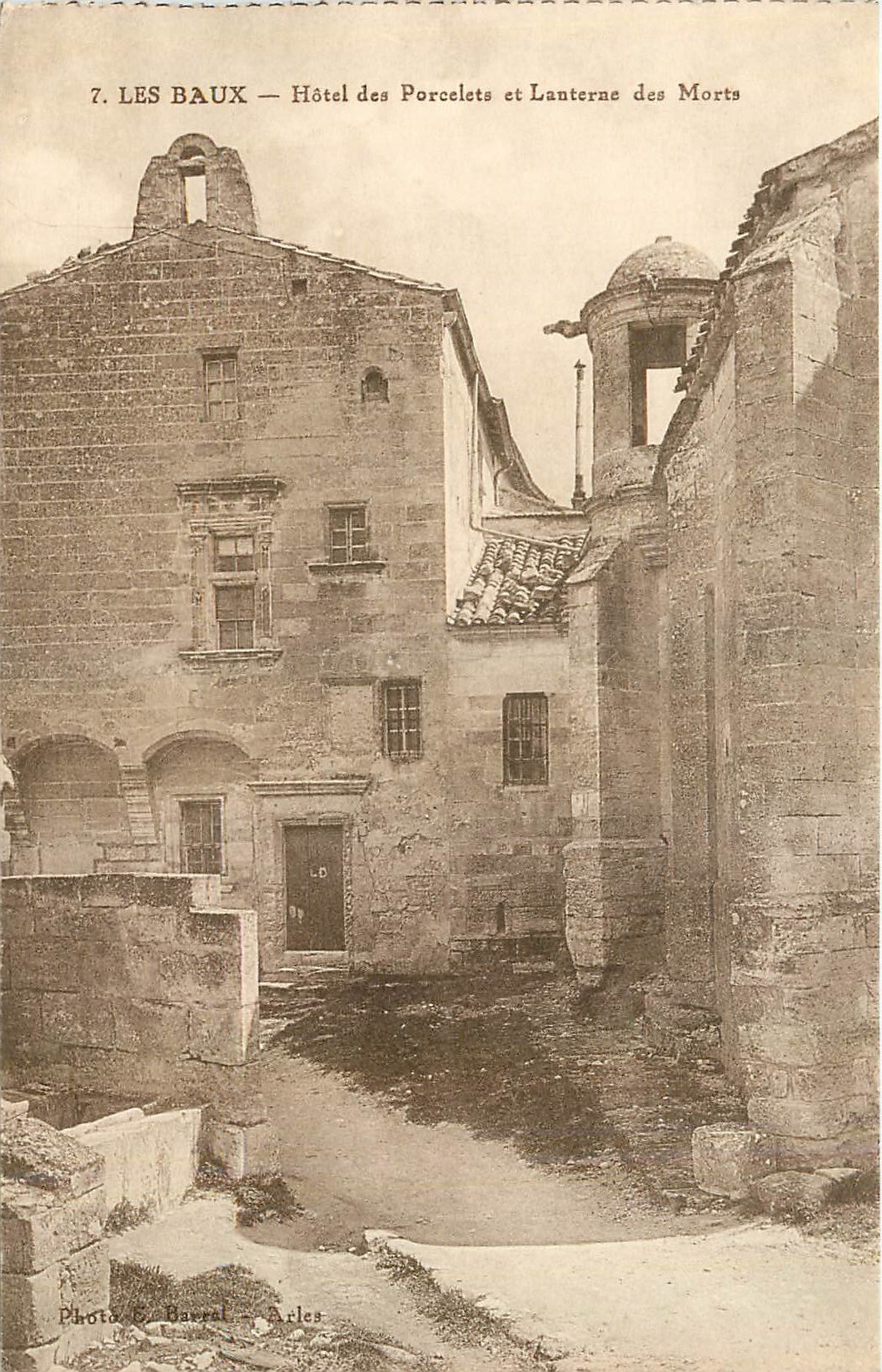 CPA Les Baux Hotel des Porcelets et Lanterne des Morts 