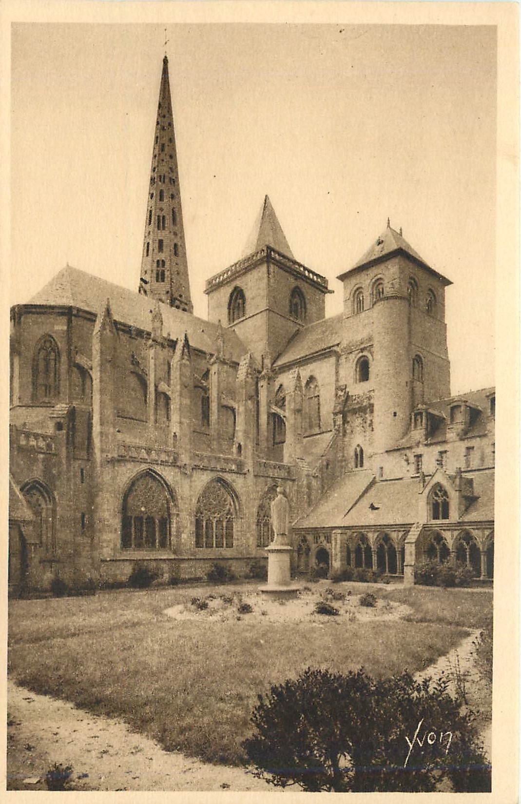 CPA Bretagne Treguier Cotes du Nord Abside de la Cathedrale 