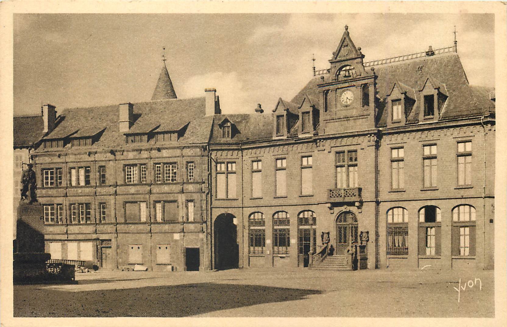 CPA Saint Flour Cantal La Maison consulaire et l'Hotel des Postes 