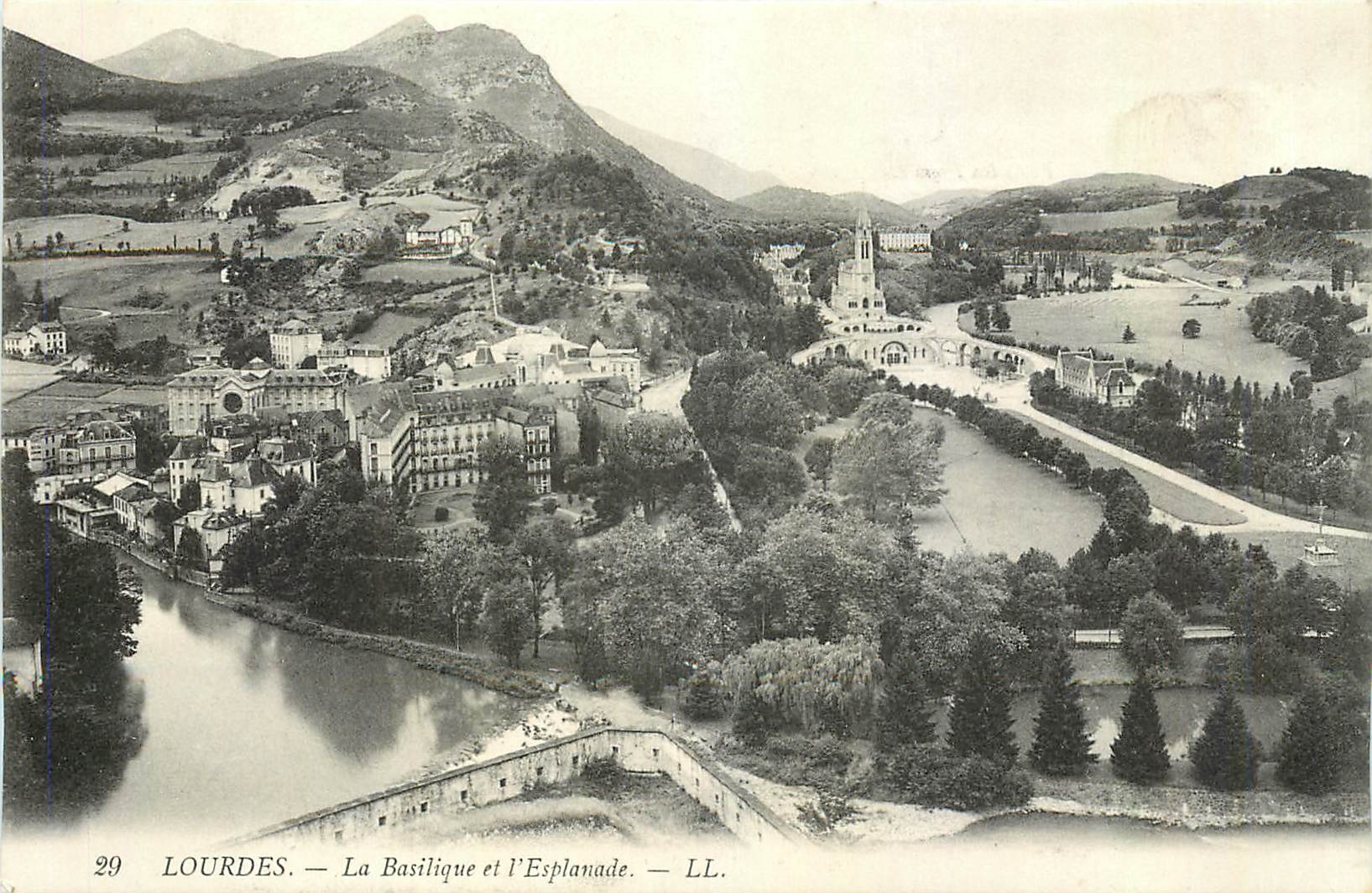 CPA Lourdes La Basilique et l'Esplanade 