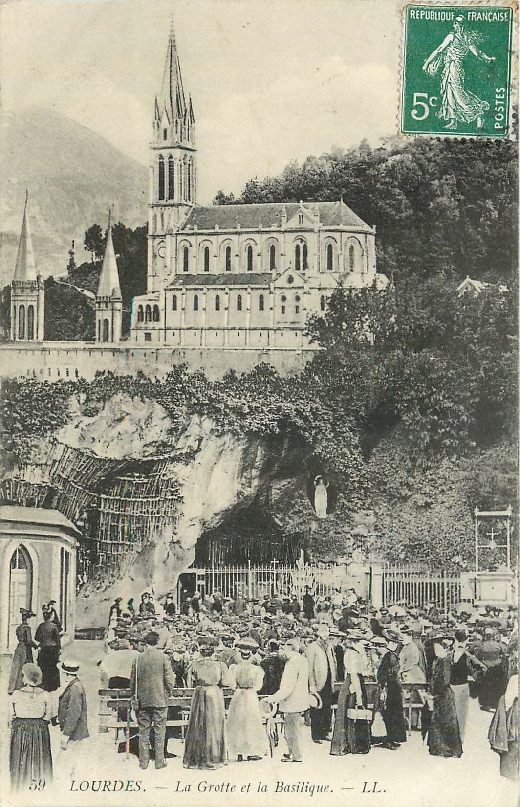 CPA Lourdes La Grotte et la Basilique 