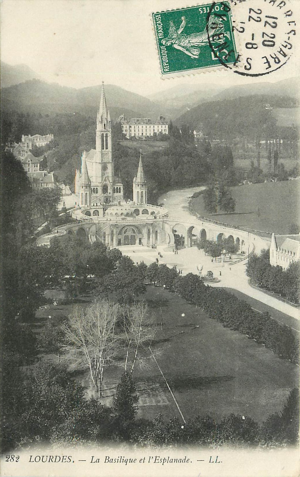 CPA Lourdes La Basilique et l'Esplanade 