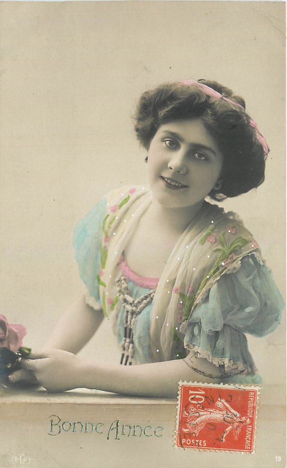 Jeune femme souriante — Bonne Année — éditeur LD, n° 19