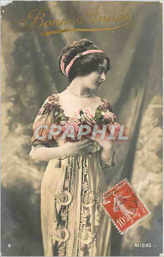 Jeune femme en robe ornée tenant un bouquet — Bonne Année — éditeur MIDAS, n°8