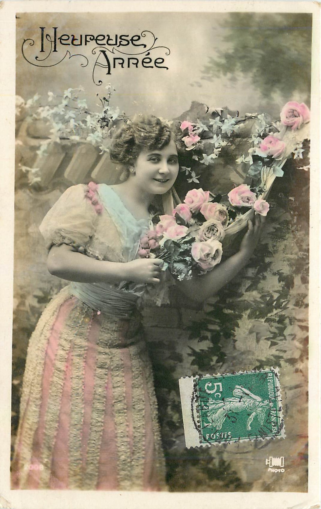 Jeune femme tenant un bouquet de roses — 'Heureuse Année' — Photo FOSITE - Recto