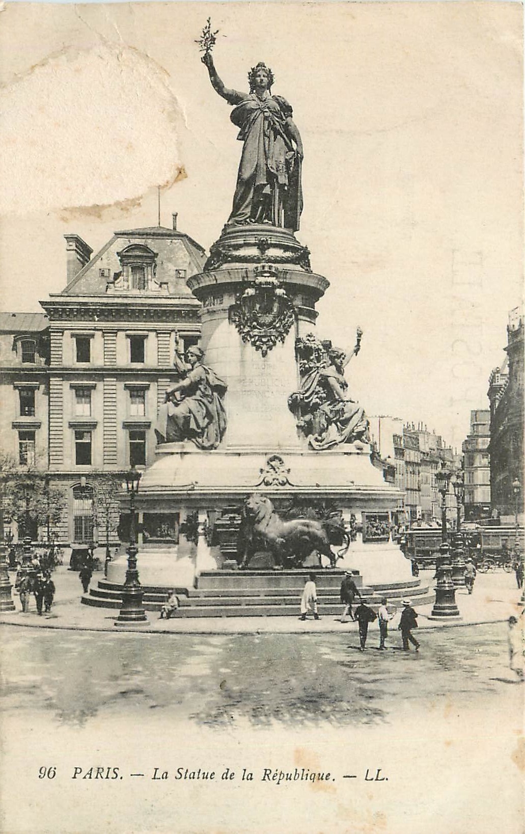 CPA Paris La Statue de la Republique Lion