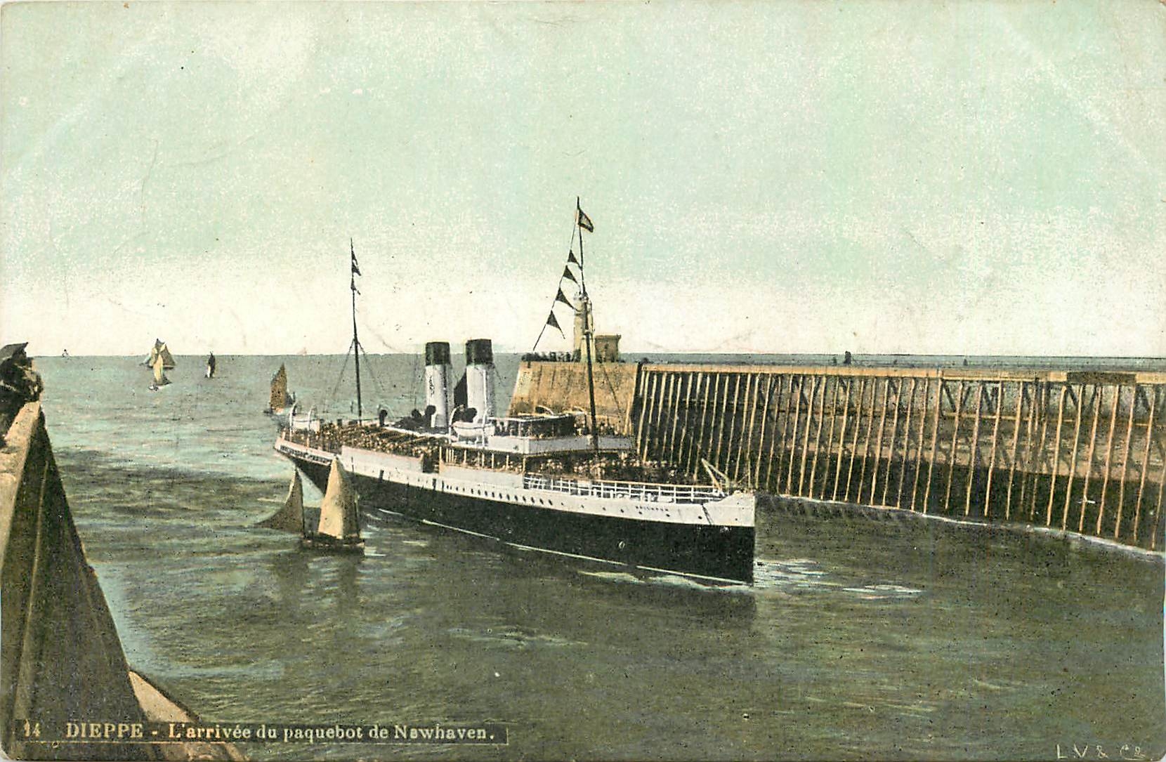CPA Dieppe L'Arrivee du paquebot de Newhaven Bateau