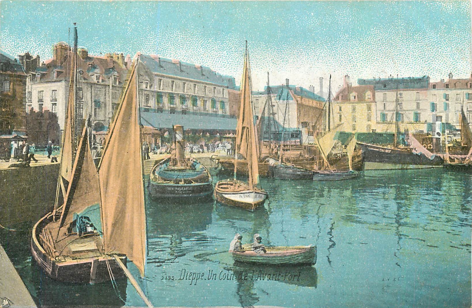 CPA Dieppe Un Coin de l'Avant port Bateaux