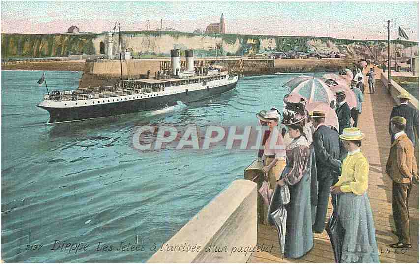 CPA Dieppe Les Jetees a l'Arrivee d'un paquebot Bateau