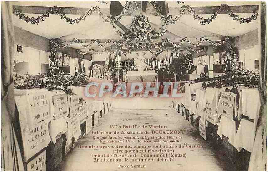 CPA La Bataille de Verdun Interieur de l'Ossuaire de Douaumont Militaria