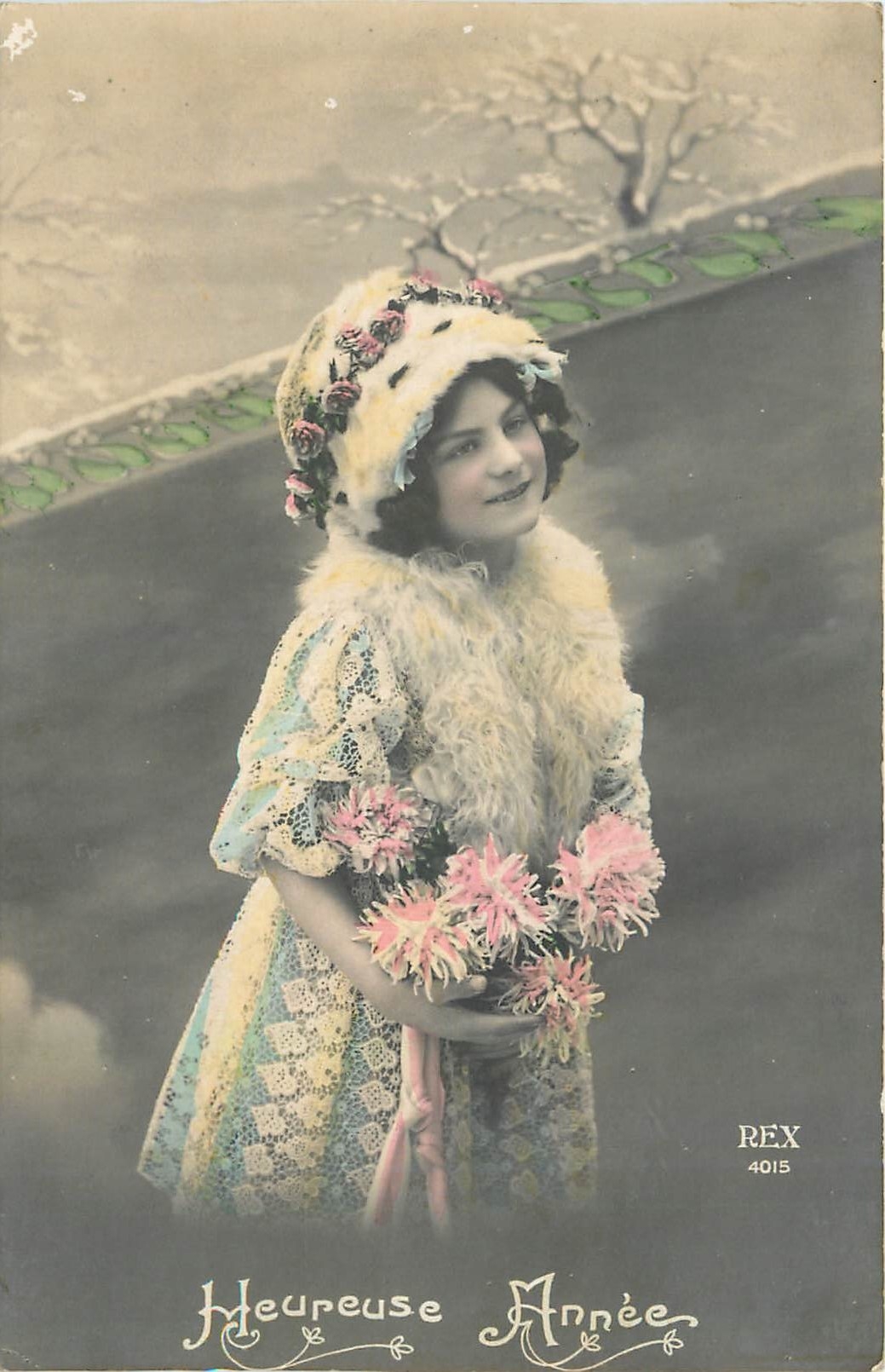 Femme en robe à dentelle et chapeau fleuri — 'Heureuse Année' — REX 4015