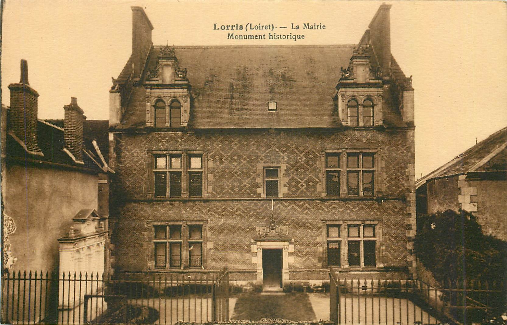 CPA Lorris Loiret La Mairie Monument Historique 