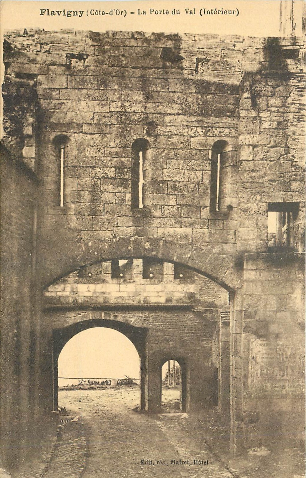 CPA Flavigny Cote d'Or La Porte du Val Interieur 
