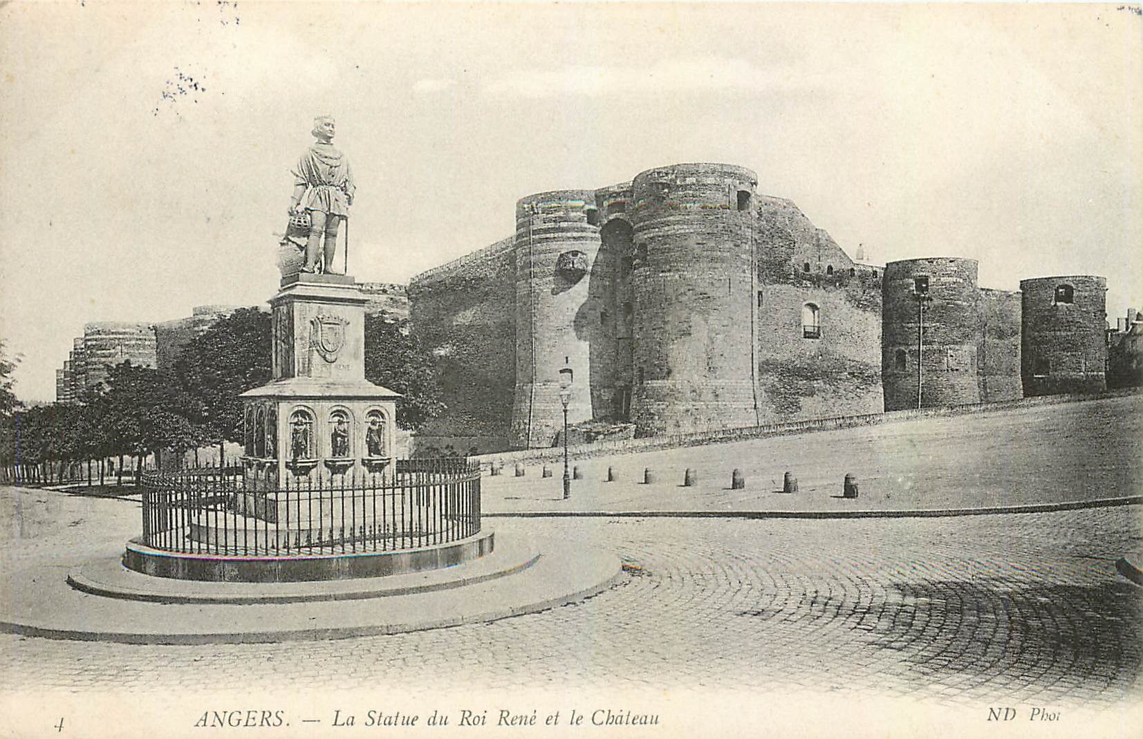 CPA Angers La Statue du Roi et le Chateau 