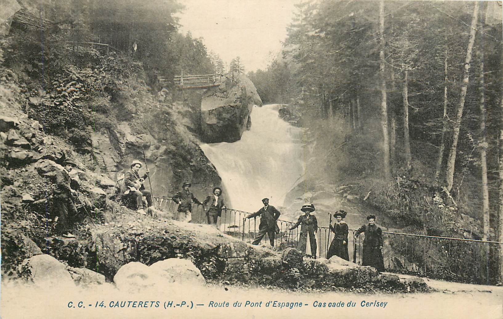 CPA Cauterets HP Route du Pont d'Espagne Cascade du Cerisey